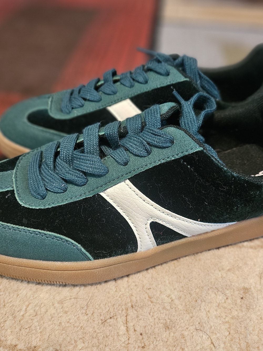 Casual Green Low-Top Sneakers with White Accent